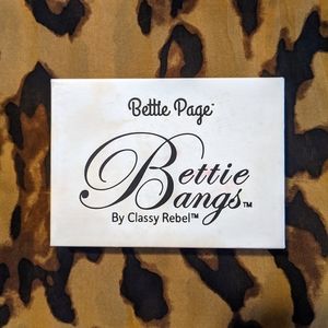 Clip-in Bettie Bangs 🖤